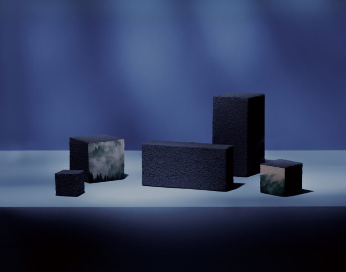 「これが住宅の色？」墨色・黒橡・蒼黒――建築に纏う“黒”の新解釈新外壁材「LENAGAS Premier（レナガスプレミア）」誕生のメイン画像