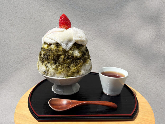 日本茶カフェ「八屋」より、話題の求肥を使用したかき氷が登場！第１弾は、大福を食べているかのような味わいの『お餅とフルーツクリームのかき氷』～八女抹茶特有の香気が口いっぱいに広がる贅沢なかき氷～のメイン画像