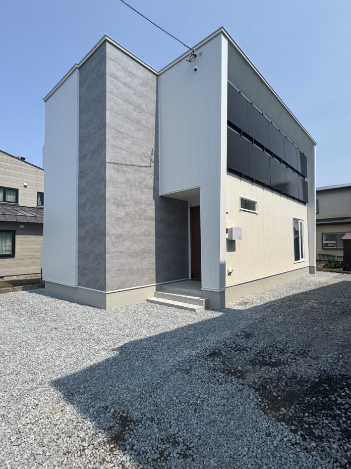 【5/17旭川にOPEN】テスラ蓄電池×壁一面の太陽光パネルで“電力自給自足の最大化”を目指すGX住宅、ジョイフルホームから誕生のメイン画像