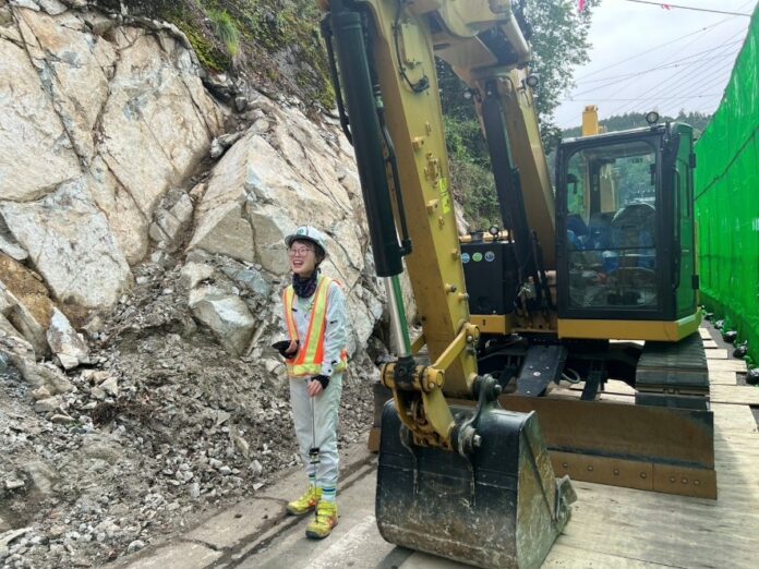 まだ数少ない女性現場監督として異業種から転身、経験を積み重ね施工管理１級取得のメイン画像