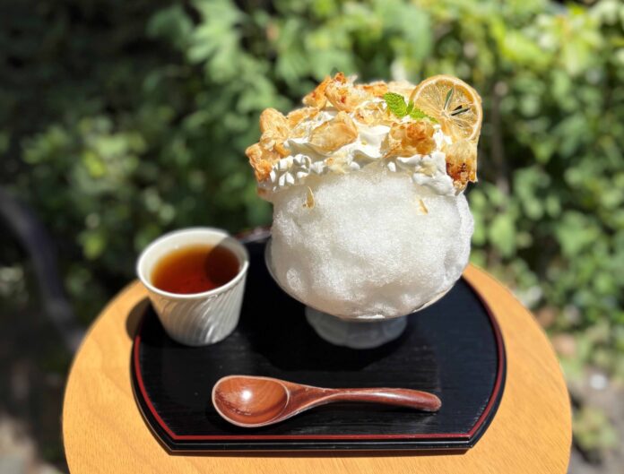 日本茶カフェ「八屋」より、暑い夏にぴったりなかき氷が登場！ 第３弾は、レモンパイのような味わいの『チーズクリームパイと檸檬のかき氷』～レモンシロップをふんだんに染み込ませた、さっぱりと楽しめるかき氷～のメイン画像