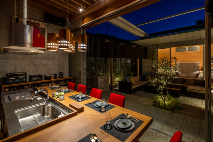 COMPASS STAY、「外で暮らす家」葉山YASHIROの予約受付開始。日本の伝統建築と自然が織りなす癒しの滞在を家族と愛犬と共にのメイン画像