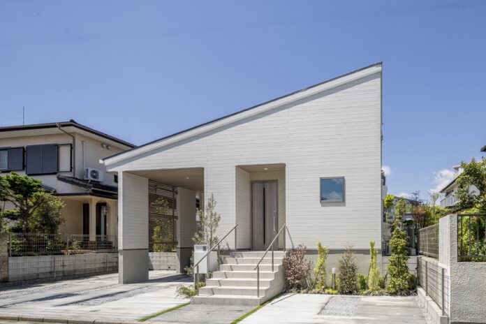 縦型ショート動画クリエイター「かっちゃん」プロデュース第 4 弾！平屋モデルハウスの建築過程にも密着！2 組の家族の平屋生活が分かるドキュメンタリー動画を公開のメイン画像