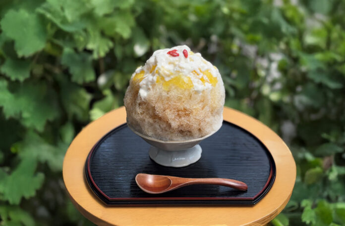 日本茶カフェ「八屋」オリジナルかき氷第４弾は、夏の暑さを忘れさせるさっぱりとした味わいの『烏龍茶と杏仁パインのかき氷』！　～シャキシャキ、ザクザク、もちもちの3つの異なる食感が楽しめるかき氷～のメイン画像