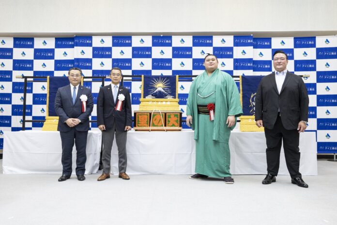 横綱・大の里関に“富士山×風神雷神”の化粧廻しを贈呈！アイ工務店が化粧廻し贈呈式を開催のメイン画像