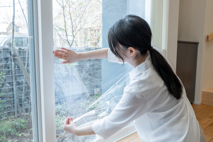 地震対策、次は「窓」！割れ・飛散を防ぐ『窓ガラス守る君』が注目される理由とは？『地主と家主』掲載で話題！地震・台風・空き巣から暮らしを守る窓対策とは。のメイン画像