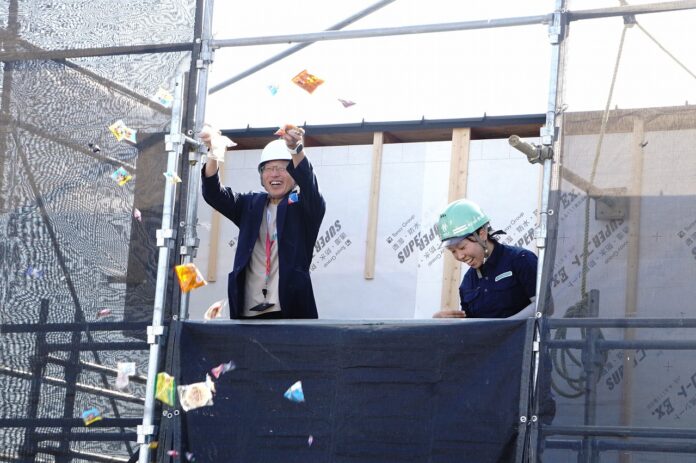 未来型住宅の上棟を、地域の伝統で祝う　黒石モデルハウス上棟記念「もちなげ」開催 　GX志向とDX思想をつなぐ一日のメイン画像