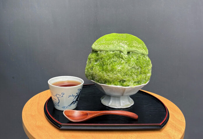 日本茶カフェ「八屋」より、今シーズンを締めくくる限定かき氷が登場 第5弾は、抹茶の旨味を存分に味わい尽くせる『濃い 抹茶のかき氷』～様々な食感が一度に楽しめる！最後まで飽きのこないかき氷～のメイン画像