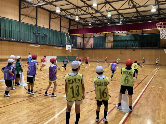 児童たちが「聞こえない世界」にふれた一日立教小学校にてデフスポーツ体験会を開催のメイン画像