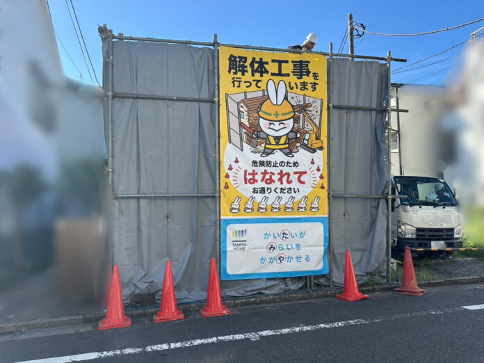 デフフレンドリー現場シートが一都三県で本格掲出！耳の聞こえない漫画家・うさささんが制作のメイン画像