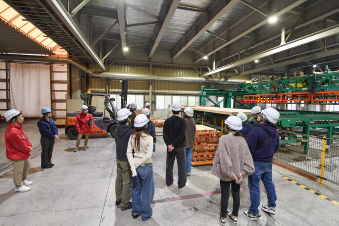 【お施主様・住宅建築検討者向け】オリジナル「CLTハイブリッド構法」の住まいに使われるCLTの製造工場見学ツアーを開催のメイン画像