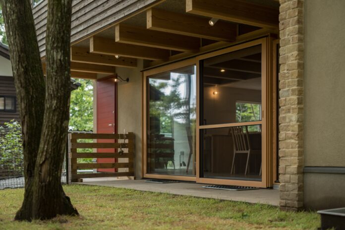 レストランのドアを開けたら、心休まる空間だった──軽井沢に誕生した犬と楽しめるレストランのメイン画像