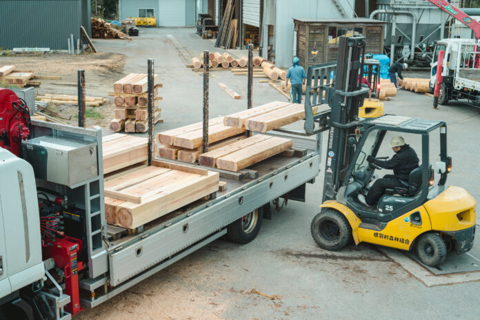 人工乾燥に頼らない、新たな木材活用。建築用材としての実用化を目指し、正角・太鼓・丸太の3種の形状で大径材の天然乾燥比較試験を根羽村森林組合が実施のメイン画像