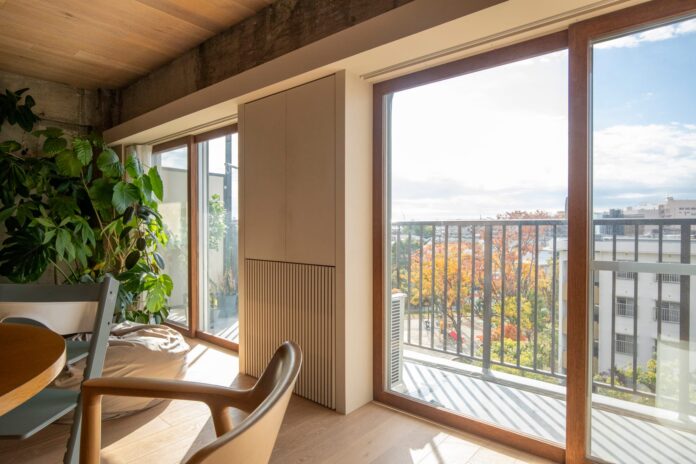 性能よりデザイン重視で、心地よい窓辺を生み出す。建築家とtoolboxが共同開発した「木製インナーサッシ」を発売のメイン画像