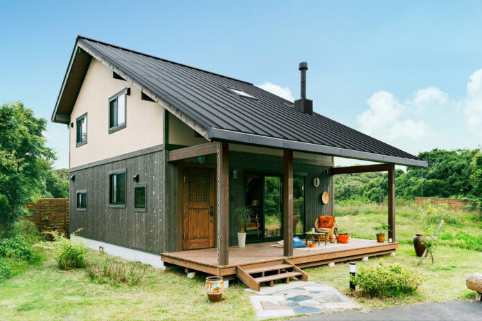 住宅の意匠性と太陽光発電を両立。ログハウスの「BESS」、特別モデル・程々の家「晴七色」の第2弾　屋根一体型太陽光パネル搭載モデル新登場のメイン画像