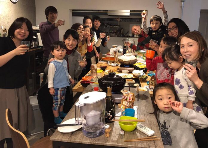 年間7.6万人の「孤独死」と「孤育て」の連鎖を断つ。 元社員寮・団地を再生し、シニアと子育て家族が“血縁を超えて”支え合う「多世代共生型コンセプトシェアハウス」事業を本格展開のメイン画像