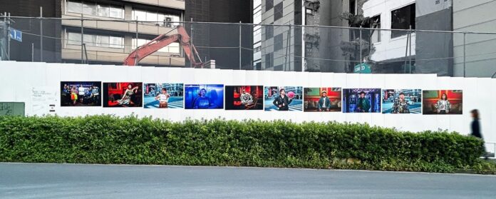 写真家 ヨシダナギ氏が工事現場の仮囲いに“渋谷の人”を写すまちを舞台にした「BAG＠渋谷二丁目ストリートギャラリー」全面オープンのメイン画像