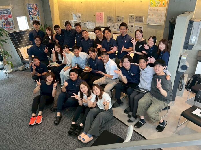 「オヤカク」時代の入社式トラーチ、体育会人材を主軸に採用強化入社式を「人生出発式 〜Family Message〜」として開催のメイン画像