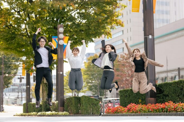 「推し」が仕事の活力に！朝日不動産が「推し活手当」を導入。 不動産業界の常識を覆す“ウェルビーイング経営”へユニークな福利厚生施策を導入！3月9日付け「健康経営優良法人2026」にも同時に認定！のメイン画像