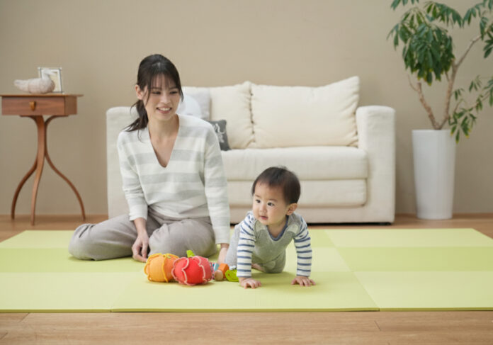 国が動く“子どもロコモ” 床育児で子どもの成長を支える『デニム置き畳』リビングになじむ新色を3月17日追加発売のメイン画像