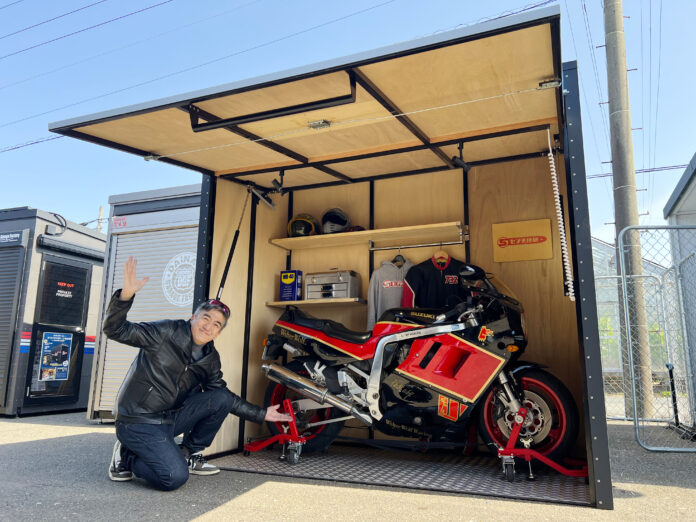 【名古屋モーターサイクルショー実物初公開】駐車場1台分で“夢の6輪生活”を叶える！極小バイクガレージ「マイクロガレージ」登場。バイクを諦める悩みは、今日で終わり。のメイン画像