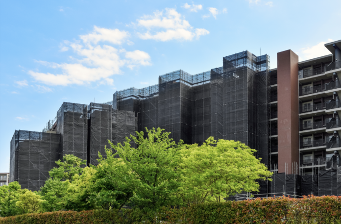 「大規模修繕はもう限界？」資材高騰・工事停止が相次ぐ今、“15年に一度”の常識は本当に正しいのかのメイン画像