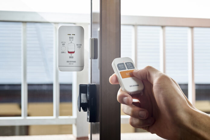 窓に貼るだけで侵入時の開放と衝撃を検知！緊急時にはリモコンで遠隔からも警報できる薄型「リモコン付き窓用防犯アラーム」を新発売のメイン画像